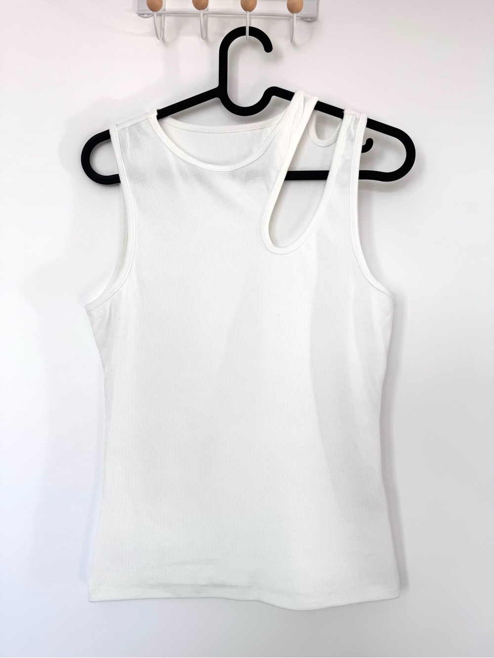 Commense Women’s White Asymmetric One-Shoulder Tank Top
